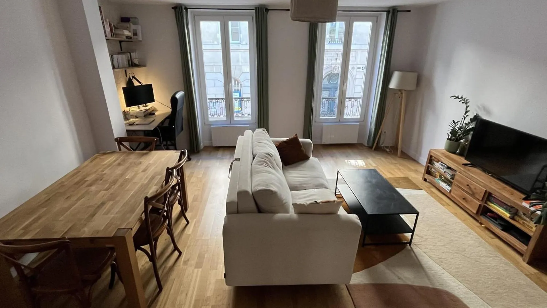 T3 Bright And Quiet 2 Steps Montmartre Batignolles Apartment Paris